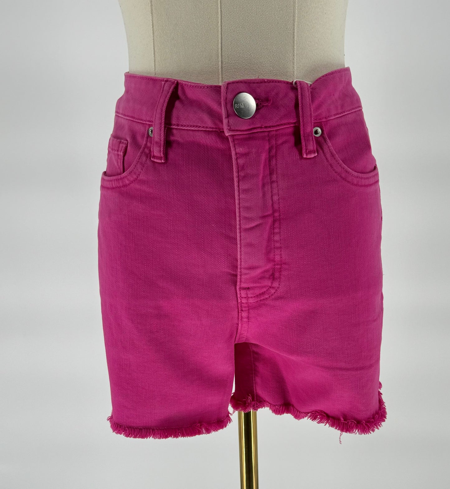 *RFM ESSENTIAL SHORTS FRAY HEM WITH SIDE SLITS - CANDY PINK
