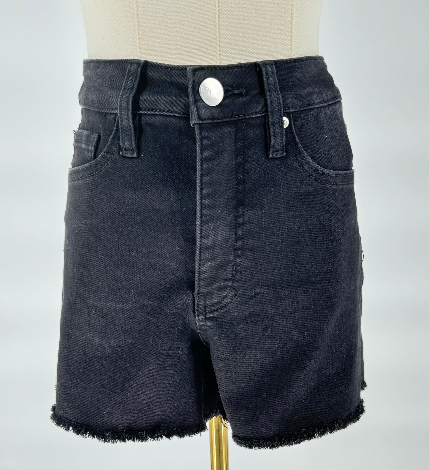 *RFM ESSENTIAL SHORTS FRAY HIM WITH SIDE SLITS - BLACK