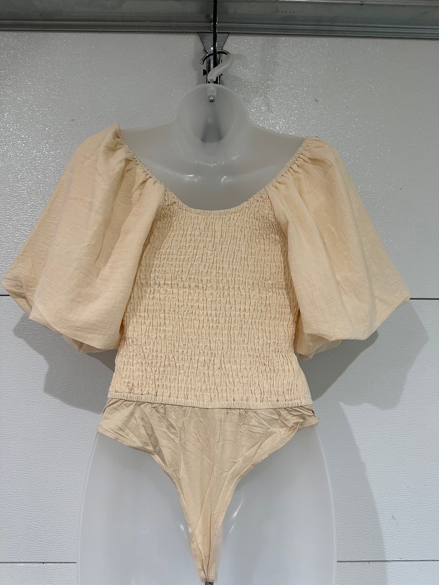 *SHORT PUFF SLEEVE BODYSUIT WITH SMOCKING DETAIL - NATURAL