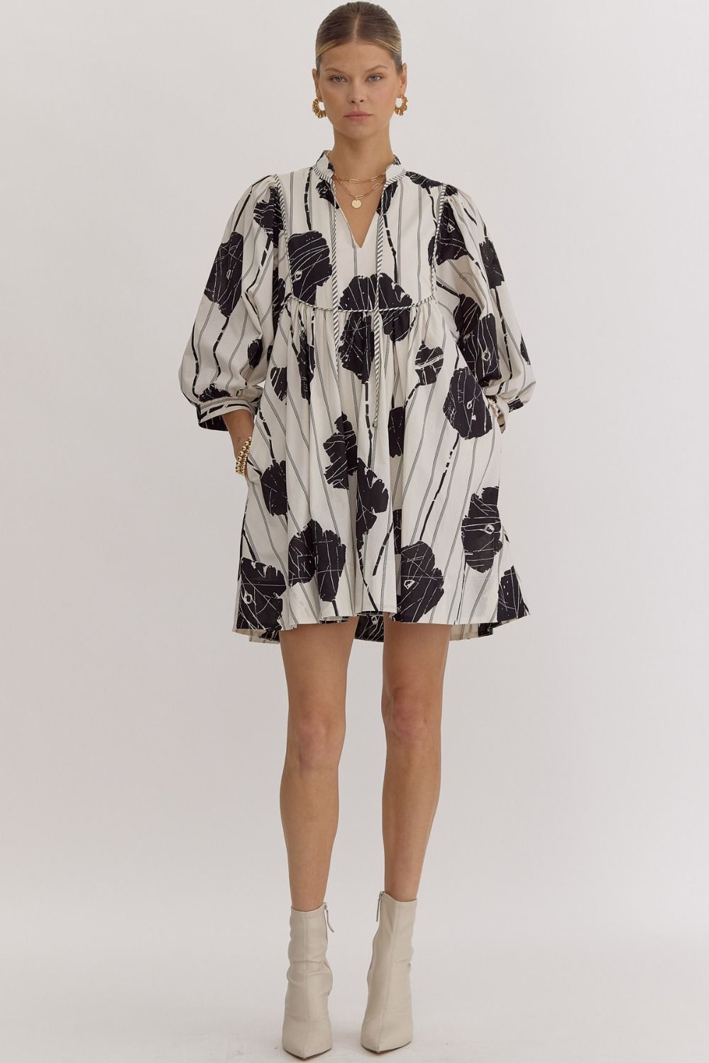 *Black and White Printed v-neck 3/4 sleeve mini dress