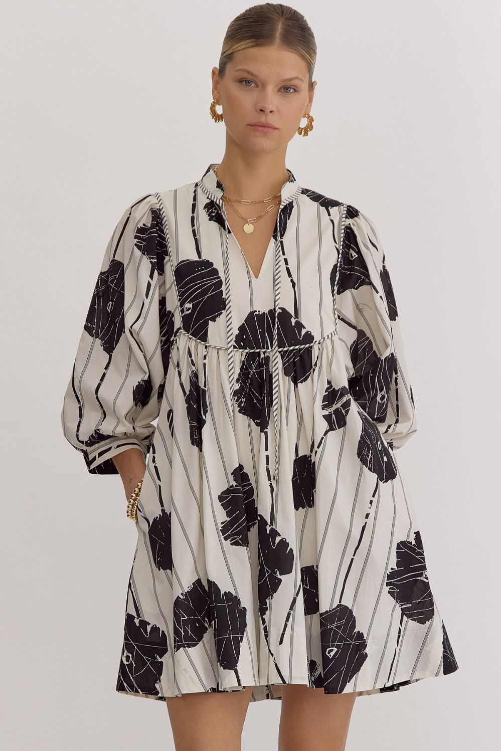 *Black and White Printed v-neck 3/4 sleeve mini dress