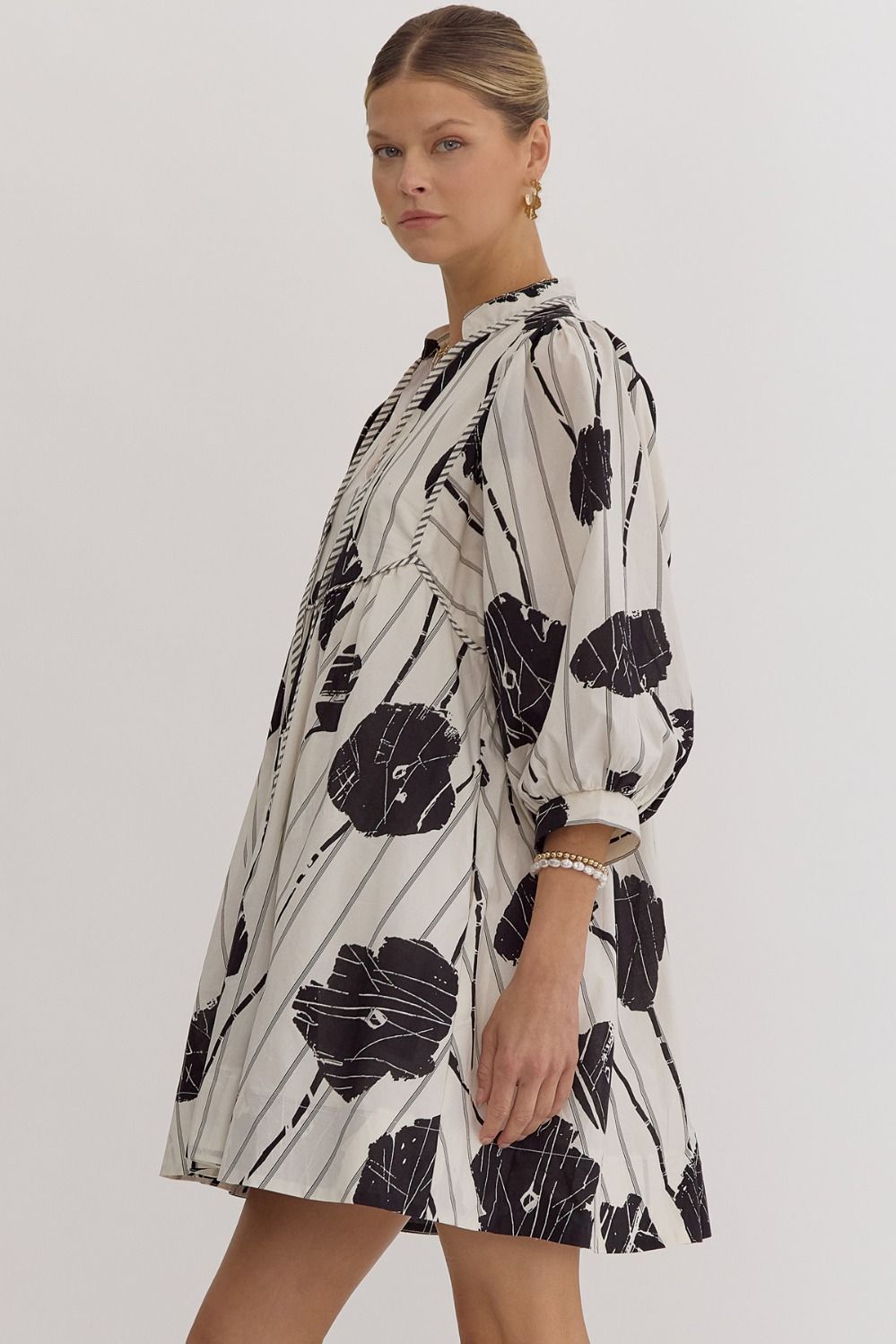 *Black and White Printed v-neck 3/4 sleeve mini dress