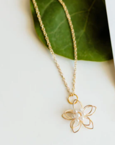 *FLOWER PEARLS NECKLACE