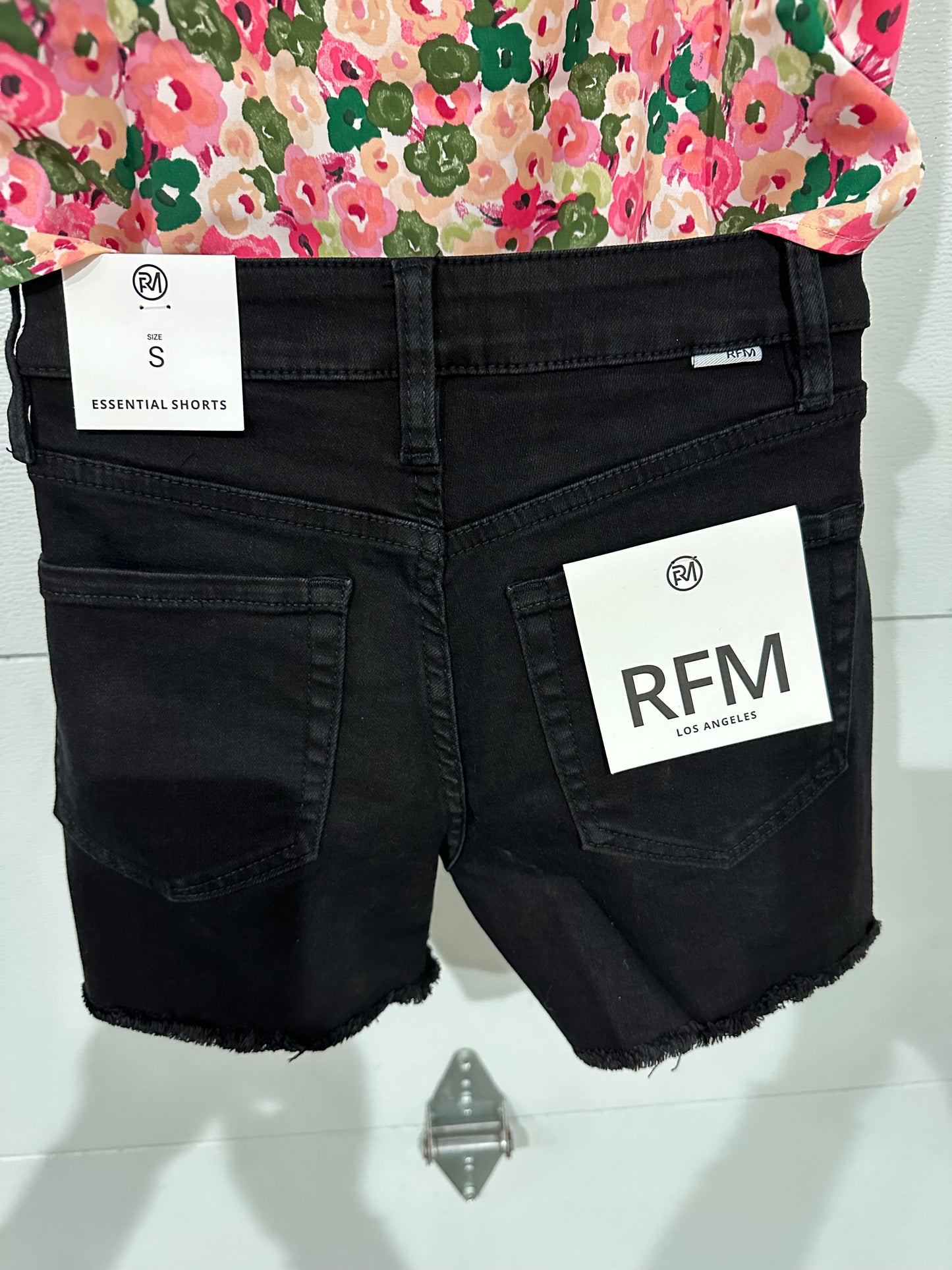 RFM ESSENTIAL SHORTS FRAY HIM WITH SIDE SLITS - BLACK