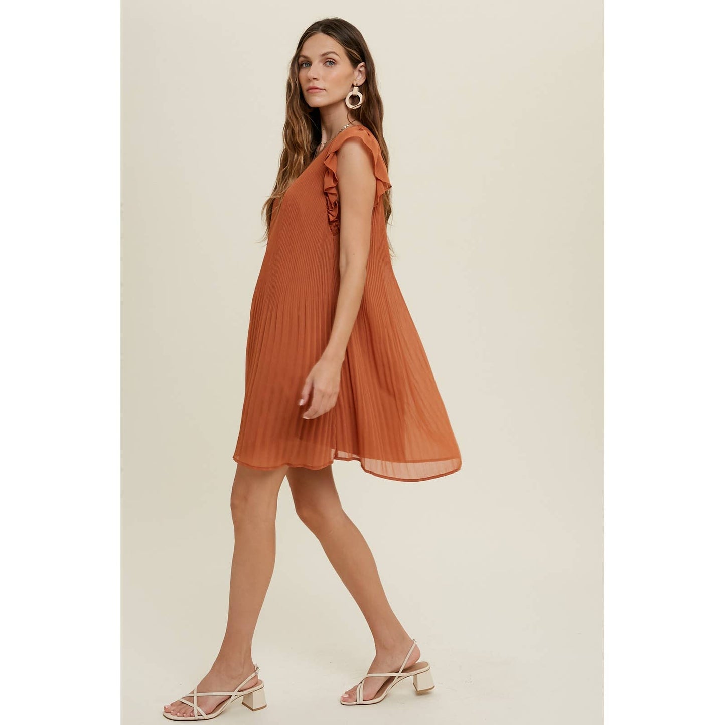 PLEATED SHIFT MINI DRESS WITH RUFFLE SLEEVE - BRICK