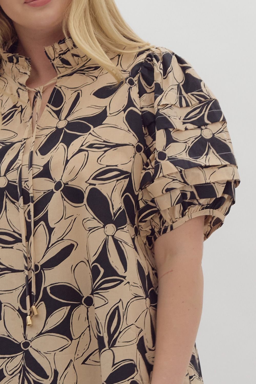 *Plus Size Floral Print V-Neck Top
